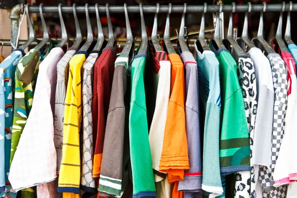 Cores do arco-íris. Variedade de camisas casuais em cabides — Fotografia de Stock