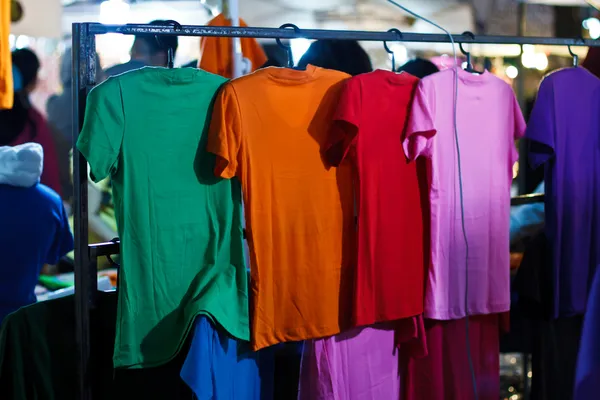 Cores do arco-íris. Variedade de camisas casuais em cabides — Fotografia de Stock