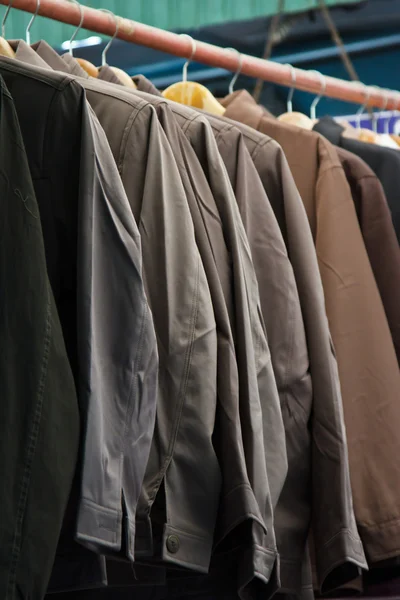 Colores del arco iris. Variedad de camisas casuales en perchas — Foto de Stock