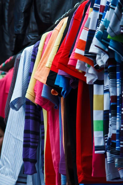 Färgerna i regnbågen. mängd casual skjortor på galgar — Stockfoto