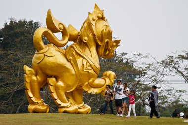 Bu aslan heykeli genel olarak Tay Altın Aslan heykeli style Tayca