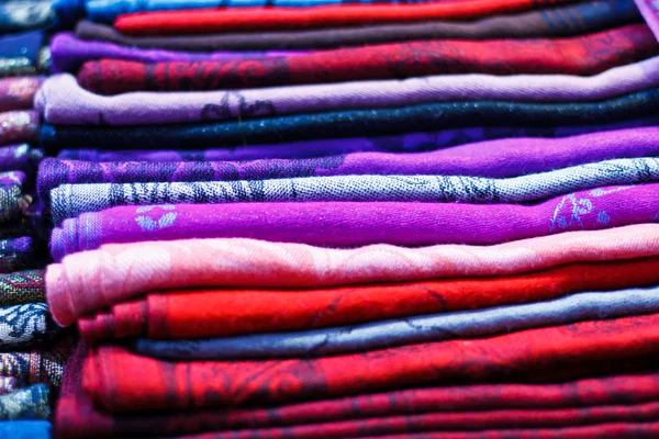 Bild von bunten textilen Hintergrund, Haufen von hellen gefalteten Tuch — Stockfoto