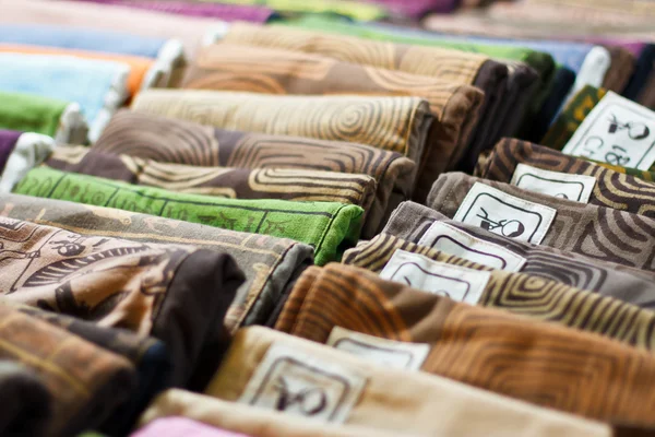 Foto van kleurrijke textiel achtergrond, stapel van heldere gevouwen doek — Stockfoto