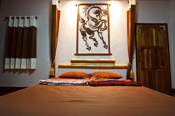 ホテルのモダンなベッドルーム — ストック写真