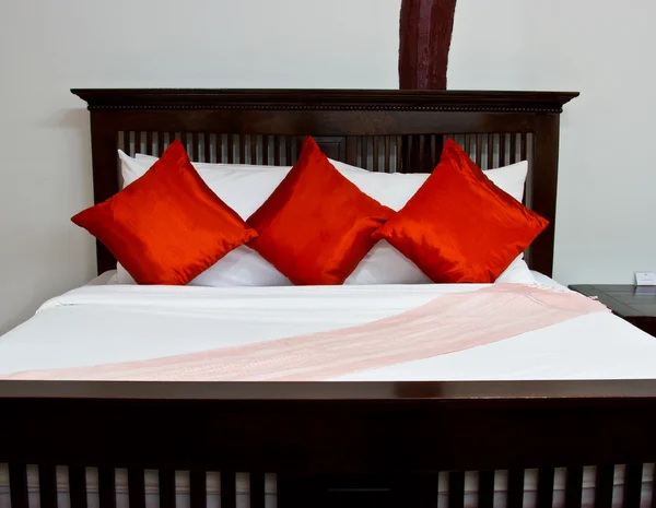 ホテルのモダンなベッドルーム — ストック写真
