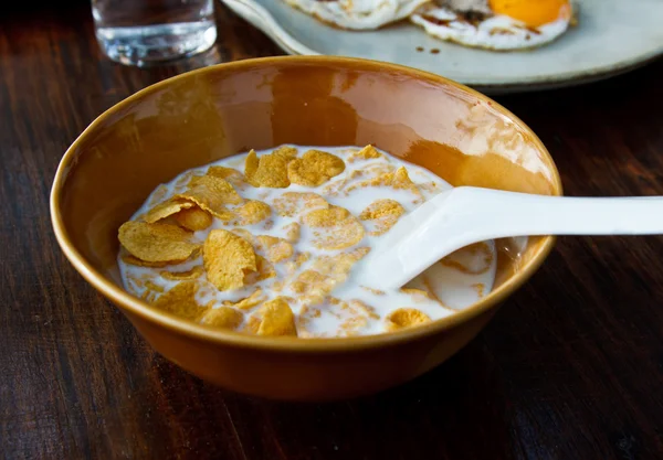 Desayuno continental con leche fresca — Foto de Stock