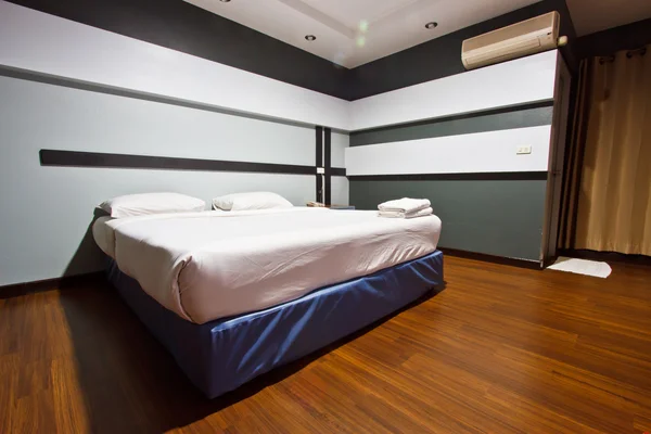 Moderne slaapkamer in hotel Rechtenvrije Stockafbeeldingen