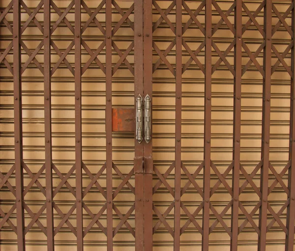 Коричневая складная металлическая дверь — стоковое фото