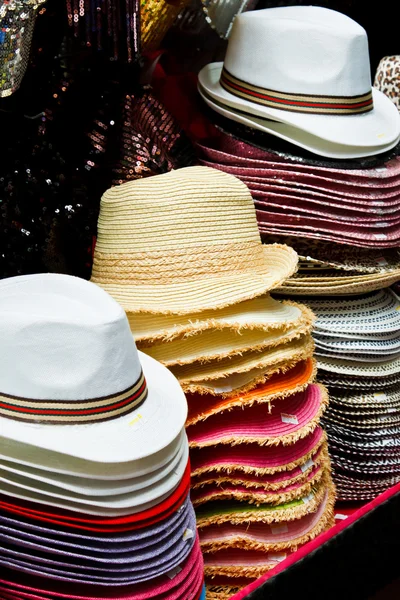 Foto del sombrero en el mercado — Foto de Stock