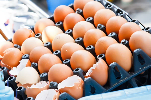 新鲜的鸡蛋的市场售价为 — 图库照片