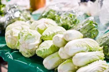 yeşil sebze ve sağlıklı bir yemek olarak koyu yapraklı gıda arka plan