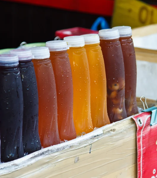 Succo fresco nel negozio di mercato — Foto Stock