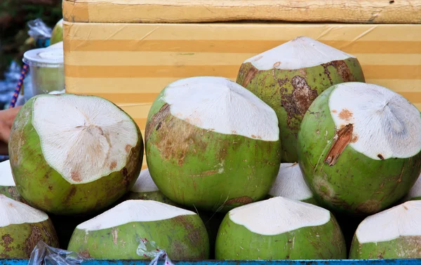 Perto de um cocos em um contexto — Fotografia de Stock