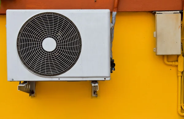 soğuk hava kompresör elektrik sarı arka plan ile güçlü