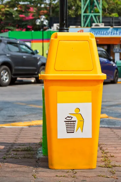 Contenitore di rifiuti di plastica gialla — Foto Stock
