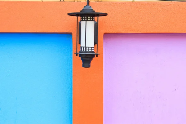 Fechar-se de uma lâmpada de rua com fundo colorido — Fotografia de Stock