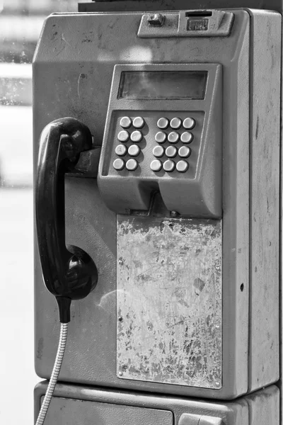 Gammel offentlig telefon – stockfoto