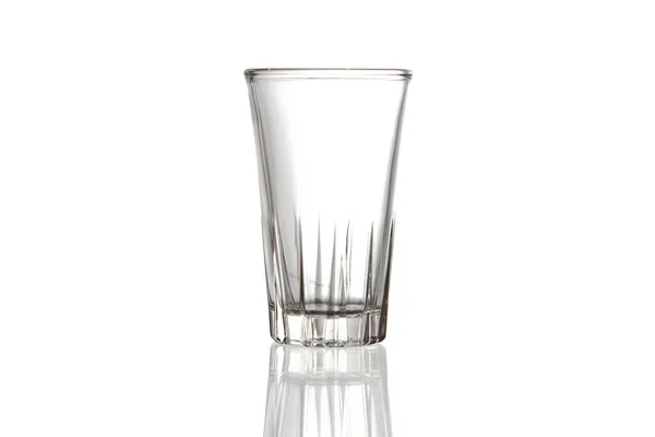 Un vaso vacío. Aislado sobre fondo blanco — Foto de Stock