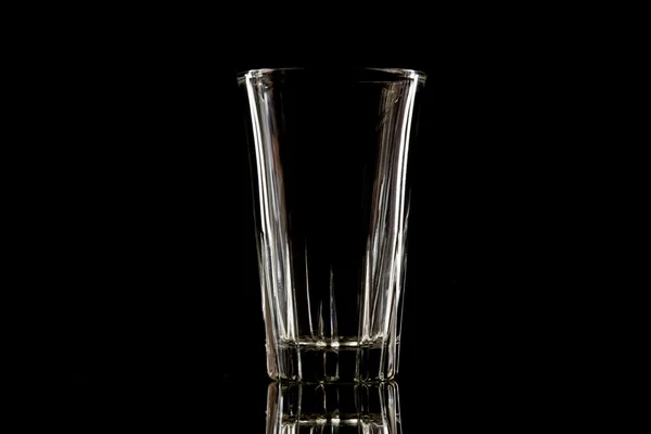 Pustej szklanki na czarno na białym tle — Zdjęcie stockowe