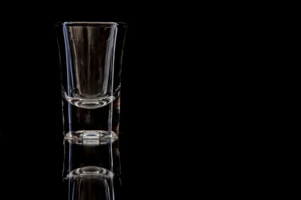 Leeg glas op een zwarte achtergrond geïsoleerde — Stockfoto