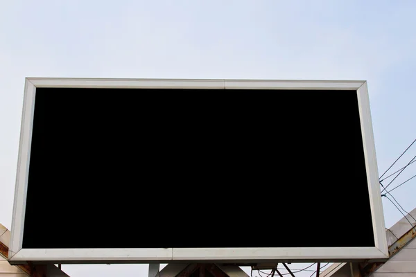 Puste billboard przeciw błękitne niebo przydatne dla Twojego ogłoszenia — Zdjęcie stockowe