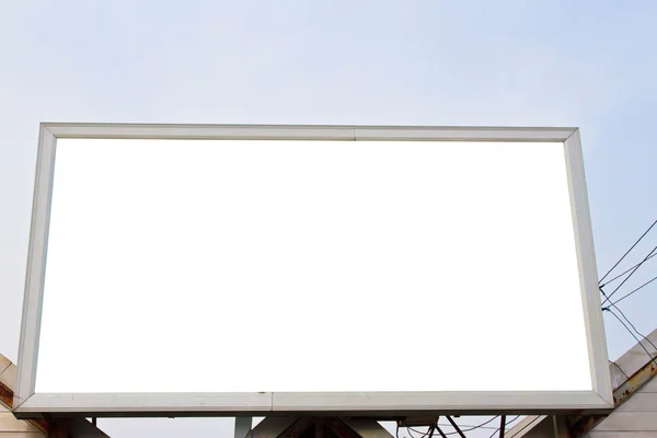 Üres billboard ellen kék ég hasznos részére a hirdetés — Stock Fotó