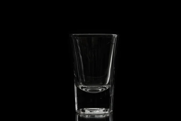 Vidrio vacío sobre un fondo negro aislado — Foto de Stock