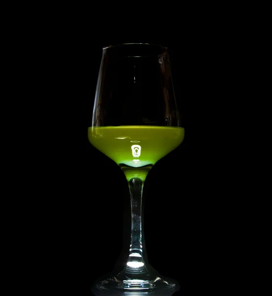 Вкусные коктейли из киви в стекле, изолированные на черном бэкгро — стоковое фото