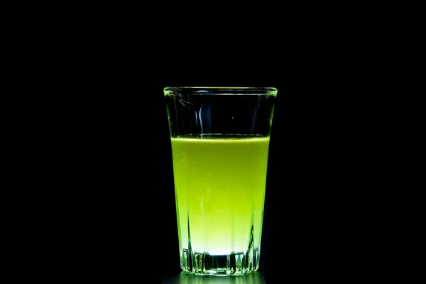 Läckra smoothies för kiwi i glas isolerade på en svart backgro — 图库照片