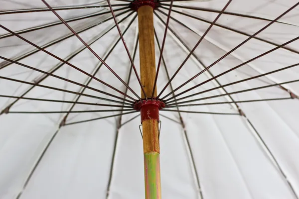 Unter einem weißen Bambusschirm — Stockfoto