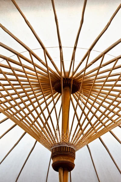 Beyaz bambu şemsiyesi altında — Stok fotoğraf