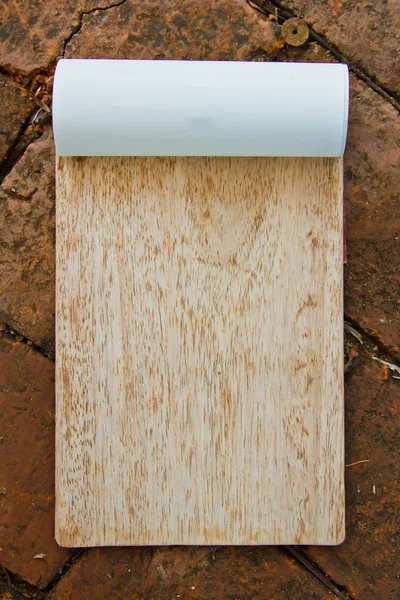 Papier auf brauner Holzstruktur mit natürlichen Mustern — Stockfoto
