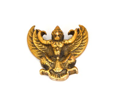 Beyaz arka plan üzerinde izole altın garuda heykeli