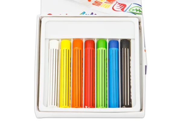 Buntstifte reihen sich in Regenbogen isoliert auf weißem Hintergrund — Stockfoto