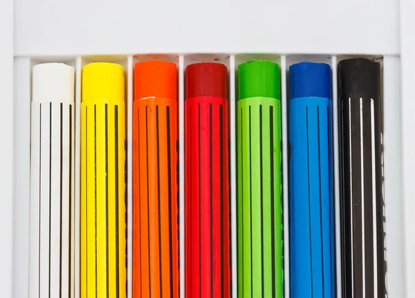 Crayons alinhados em arco-íris isolados em fundo branco — Fotografia de Stock