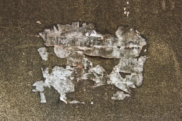 Yırtık beyaz kağıt üzerinde eski karanlık tuğla duvar — Stok fotoğraf