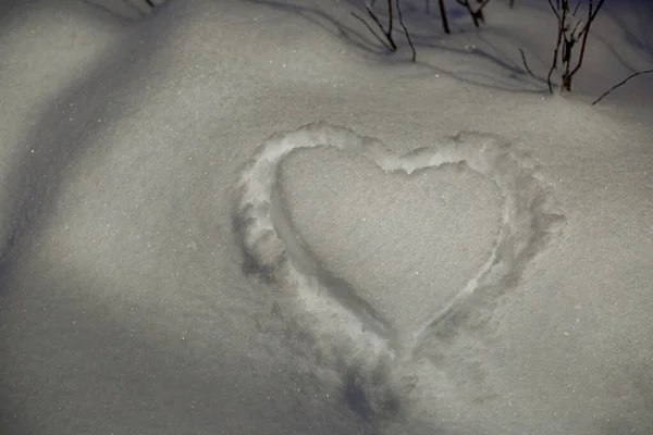 Ein Herz Auf Weißem Locker Flauschig Glitzerndem Schnee Einer Schneewehe — Stockfoto