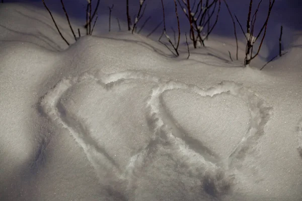 Two Hearts Painted Sparkling Fluffy White Snow Evening Symbol Love — Stockfoto