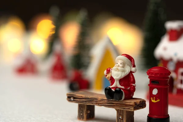 Weihnachtsmann Lehnt Sich Entspannt Vor Briefkasten Mit Rot Gelber Hütte — Stockfoto