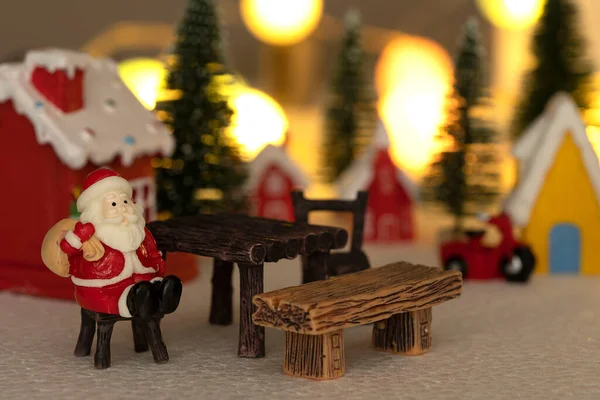 Weihnachtsmann Lehnt Sich Entspannt Vor Briefkasten Mit Rot Gelber Hütte — Stockfoto