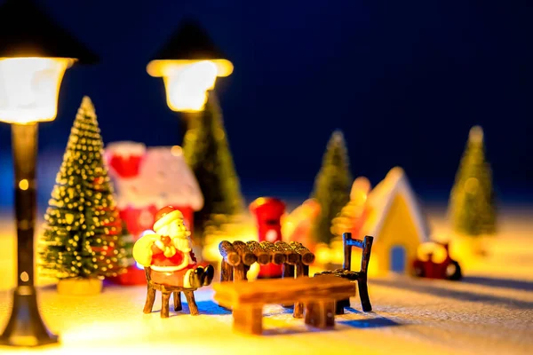 Noel Baba Arkasına Yaslanır Çatısı Karlı Kırmızı Sarı Kulübelerle Posta — Stok fotoğraf