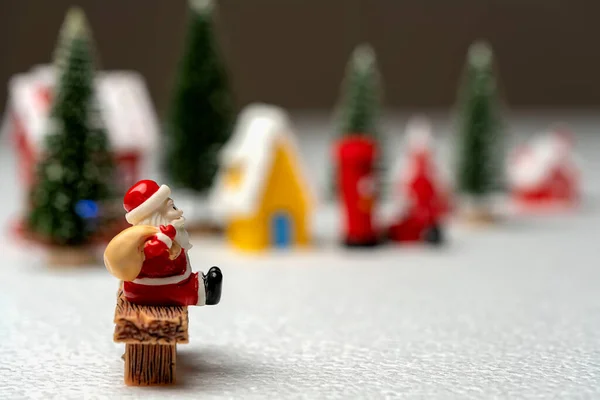 Weihnachtsmann Mit Tasche Auf Einer Bank Sitzend — Stockfoto