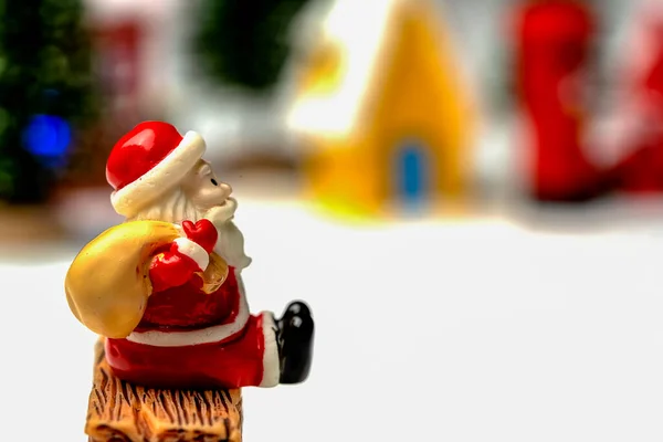Weihnachtsmann Mit Tasche Auf Einer Bank Sitzend — Stockfoto