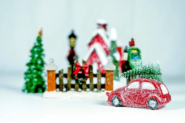 Çatıda Noel Ağacı Olan Kırmızı Arabaya Yaklaş Evine Git — Stok fotoğraf