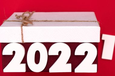 2022 Sembol Numarası ve ev parfümü koleksiyonu hediye kutusu. Kırmızı kutu beyaz, kurdele yayı ve kahverengi kenevir ipiyle bağlanmış beyaz kutu..