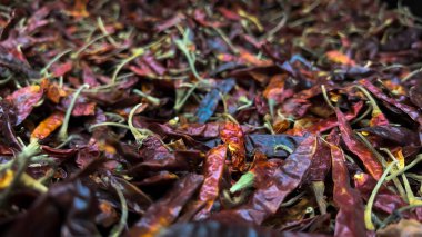 Arka plana yakın, Doku ve Yığın Düzeni kavrulmuş siyah arkaplanlı kuru kırmızı biber.