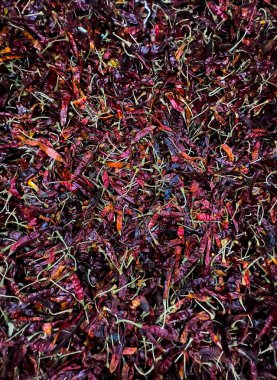 Arka plana yakın, Doku ve Yığın Düzeni kavrulmuş siyah arkaplanlı kuru kırmızı biber.