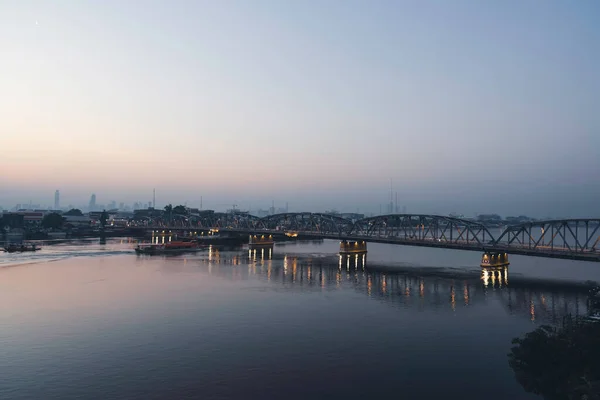 城市日出或日落的图像 泰国曼谷河上有拖船的大桥 — 图库照片