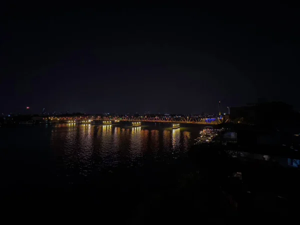 Luce Notturna Del Ponte Della Città Ombra Luminosa Nel Fiume — Foto Stock