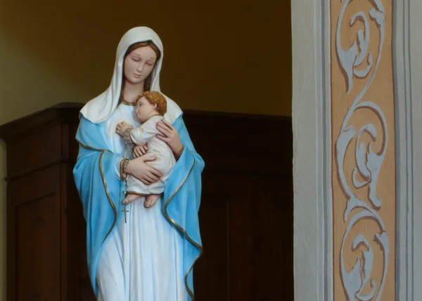 Mary a dítě na hlavním oltáři — Stock fotografie